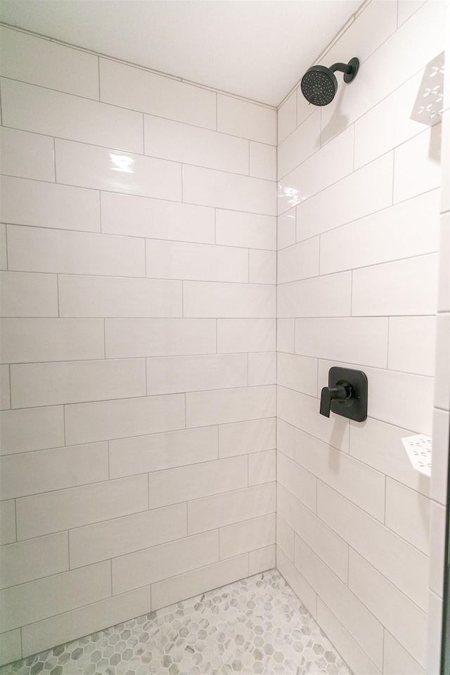 bathroom featuring tiled shower
