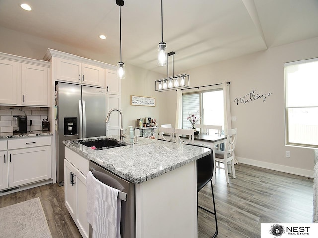 kitchen with visible vents, a sink, stainless steel fridge with ice dispenser, dishwashing machine, and recessed lighting
