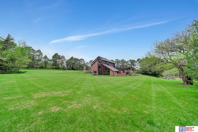 view of yard featuring a barn