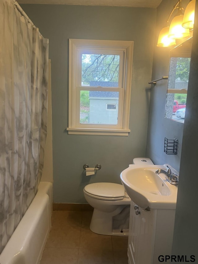 bathroom with tile patterned flooring, vanity, baseboards, toilet, and shower / tub combo with curtain
