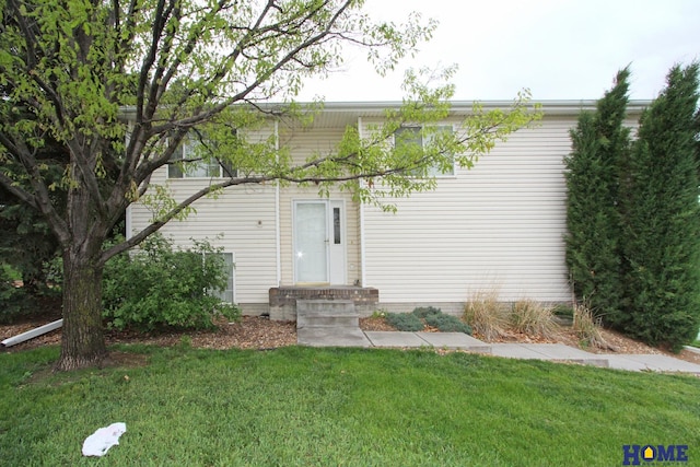5201 N 9th Cir, Lincoln, NE 68521 - view of front of house with a front lawn