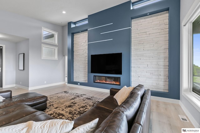 living area with visible vents, recessed lighting, light wood-style floors, and baseboards