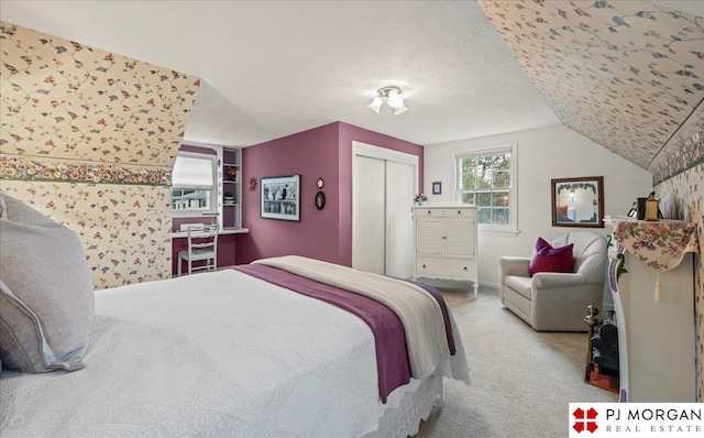 bedroom featuring carpet flooring and a closet