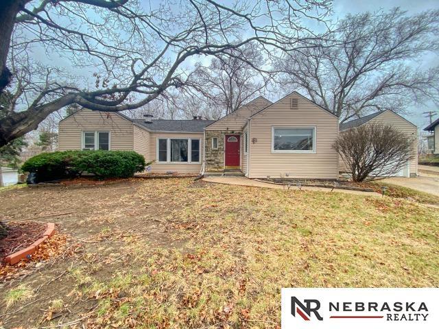 single story home featuring a front lawn