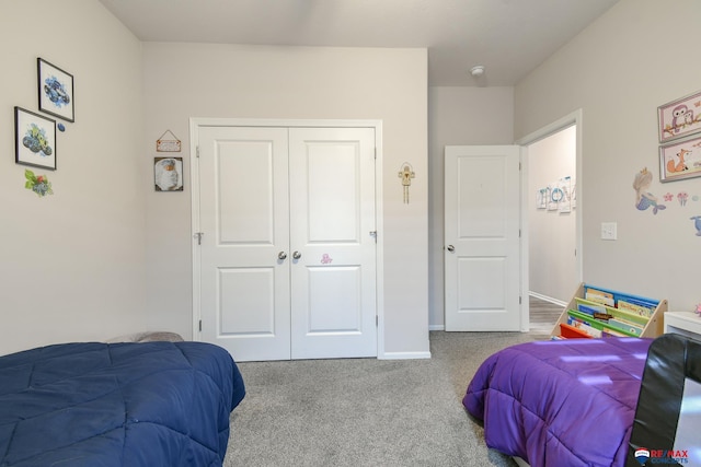 bedroom featuring carpet flooring, baseboards, and a closet