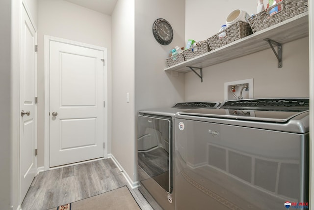laundry area with light wood-style floors, baseboards, laundry area, and independent washer and dryer