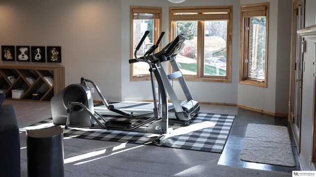 exercise room featuring baseboards
