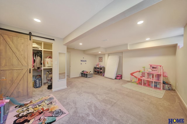 playroom featuring carpet, recessed lighting, a barn door, and baseboards