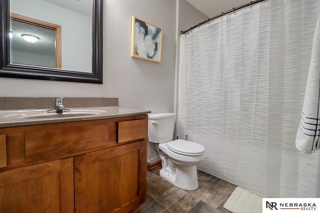 full bath featuring toilet, vanity, and a shower with curtain