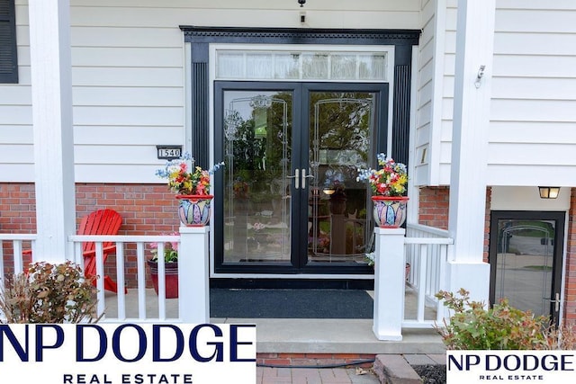 entrance to property featuring crawl space