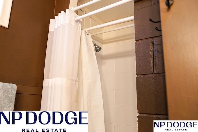 bathroom featuring curtained shower
