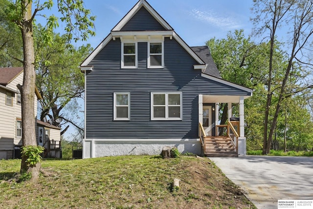 view of front facade with a front lawn
