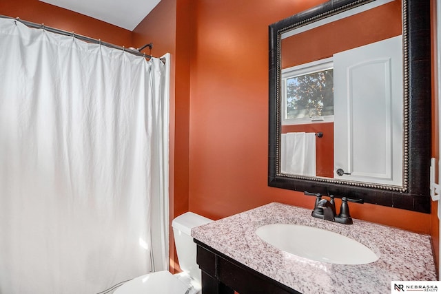 full bath featuring vanity, curtained shower, and toilet