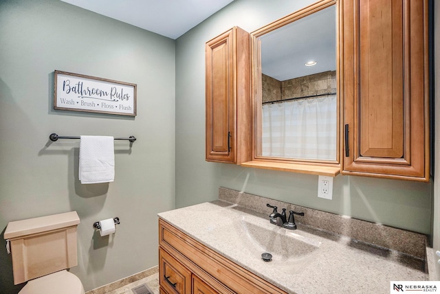 full bath featuring toilet, vanity, and a shower with shower curtain