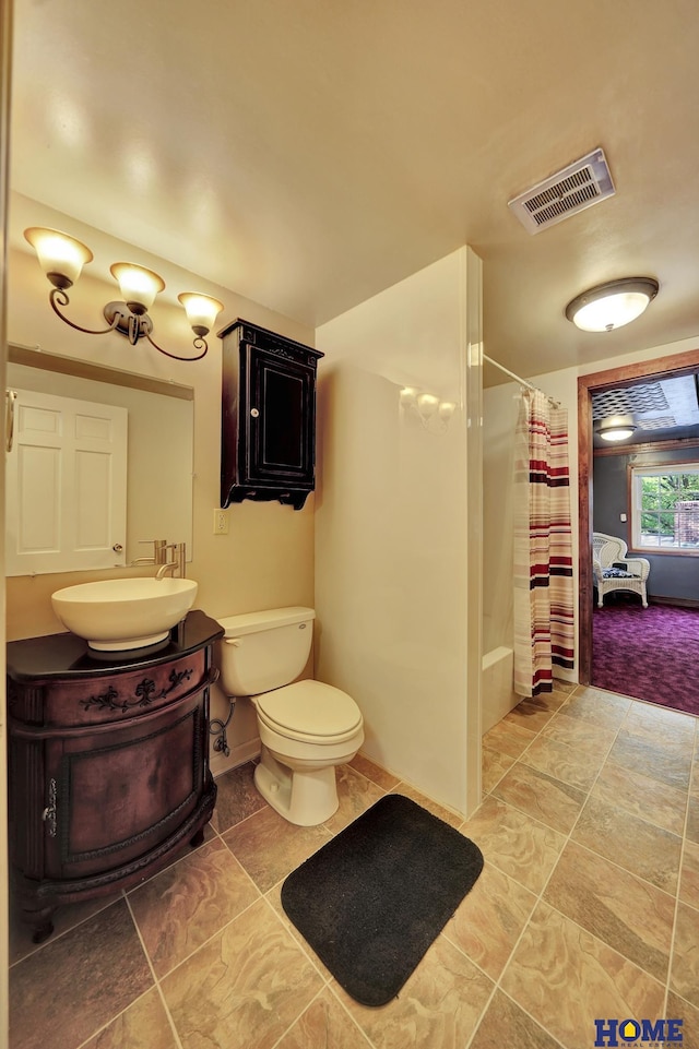 full bath featuring a shower with curtain, toilet, and vanity