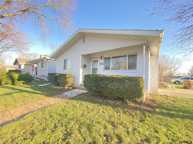 101 E 28th Ave, Bellevue, NE 68005 - bungalow-style home featuring a front yard