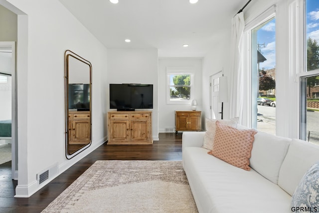 living area with dark wood-style flooring, recessed lighting, and baseboards