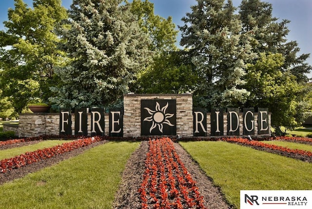 community sign featuring a lawn
