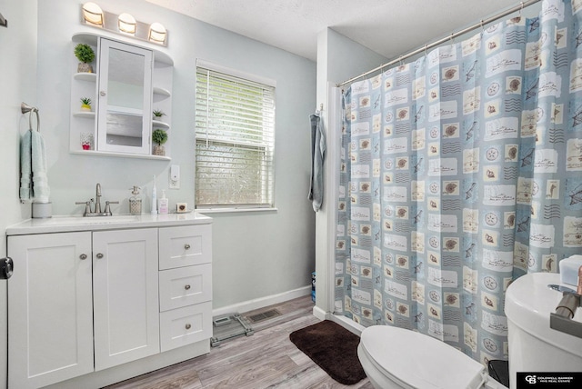 full bathroom featuring toilet, wood finished floors, baseboards, a shower with shower curtain, and vanity