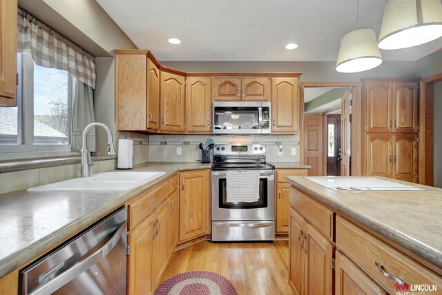 4630 Eagle Ridge Rd, Lincoln, NE 68516 - kitchen featuring appliances with stainless steel finishes, a sink, light wood-style flooring, healthy amount of natural light, and recessed lighting