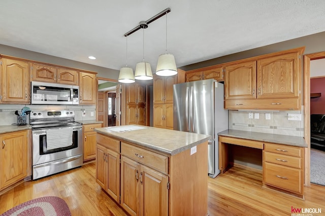4630 Eagle Ridge Rd, Lincoln, NE 68516 - kitchen with stainless steel appliances, light wood-style flooring, a kitchen island, tasteful backsplash, and light countertops