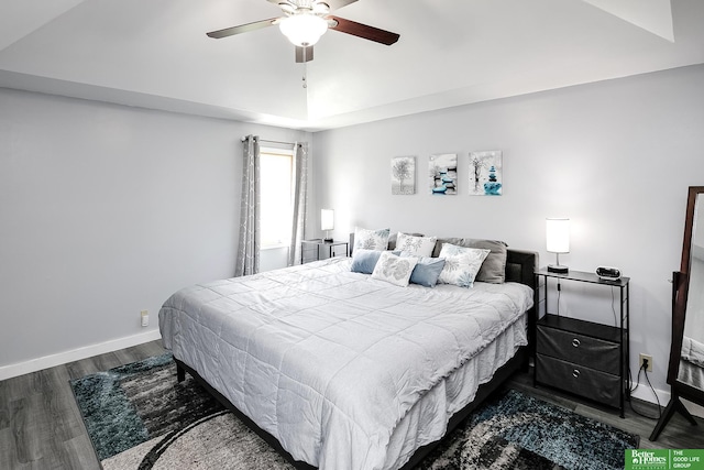 bedroom featuring dark wood-style floors, baseboards, and a ceiling fan