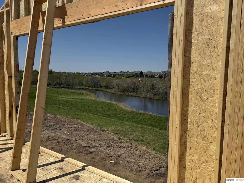 view of yard featuring a water view