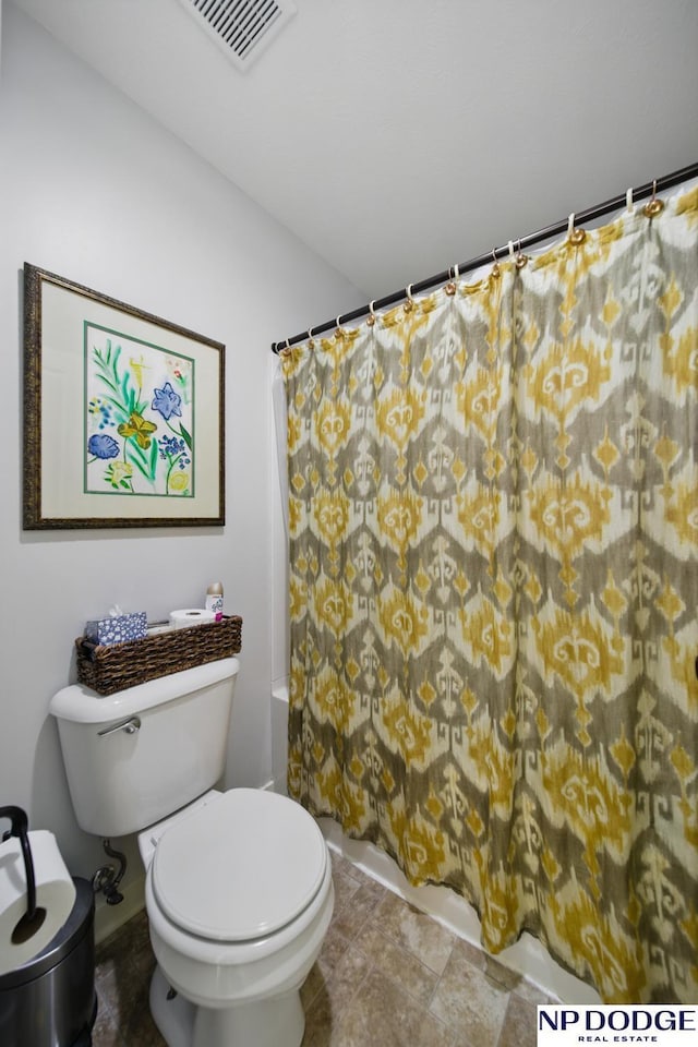 full bathroom featuring toilet and shower / tub combo with curtain