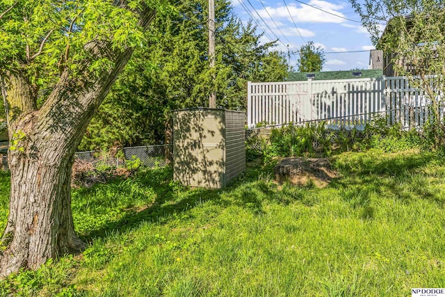 view of yard featuring a storage unit and an outdoor structure