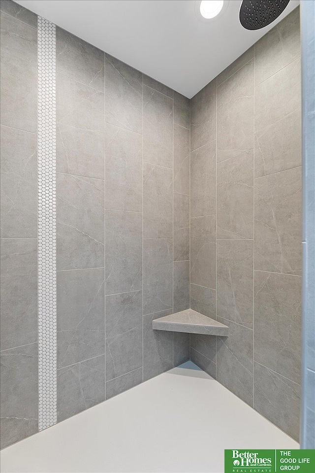 full bathroom featuring tiled shower