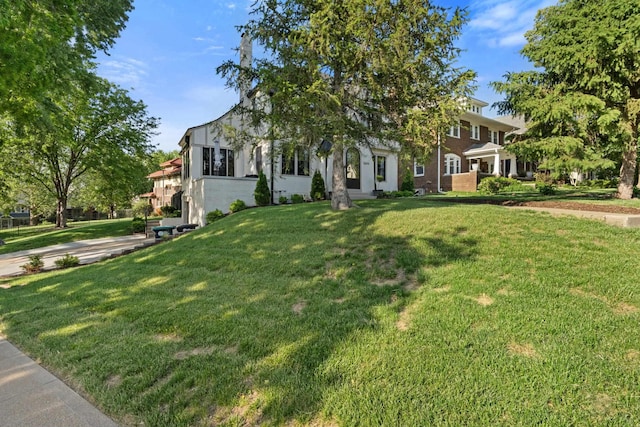 view of front of house featuring a front lawn