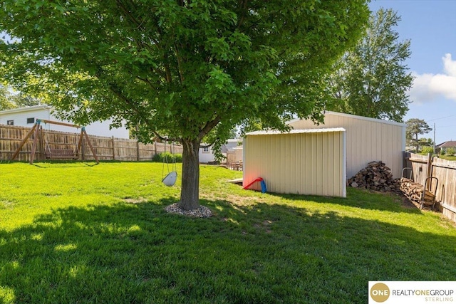 view of yard with an outbuilding