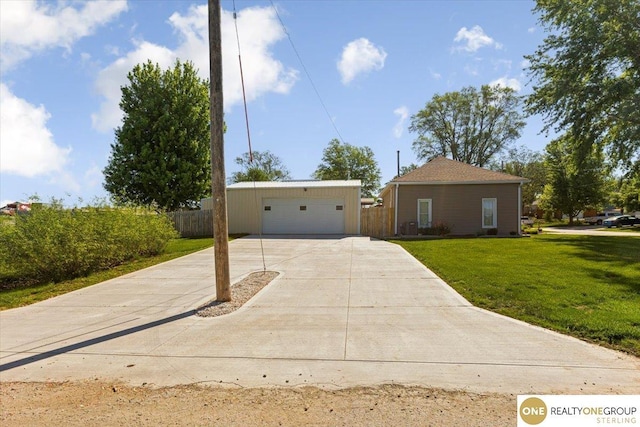 view of front facade featuring a detached garage and driveway