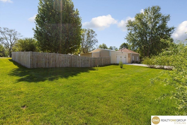 view of yard with driveway