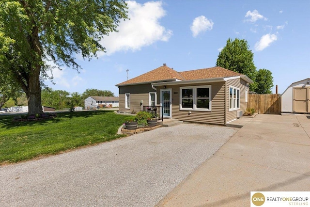 bungalow featuring driveway