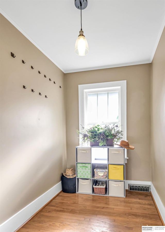 1530 S 52nd St, Omaha, NE 68106 - unfurnished room featuring light wood-style floors and ornamental molding