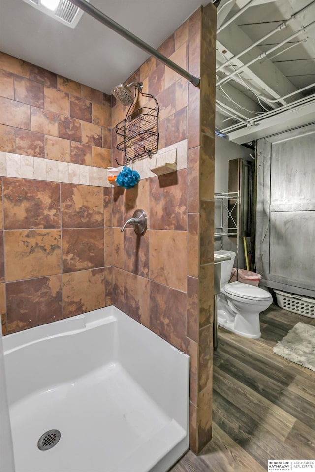 1530 S 52nd St, Omaha, NE 68106 - full bathroom featuring tiled shower and wood finished floors