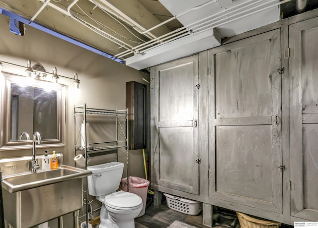 1530 S 52nd St, Omaha, NE 68106 - bathroom with toilet and vanity