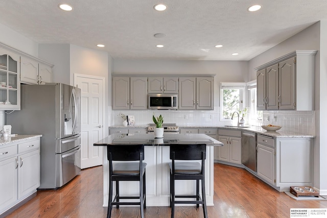 9901 S 176th St, Omaha, NE 68136 - kitchen with stainless steel appliances, a sink, gray cabinetry, tasteful backsplash, and recessed lighting