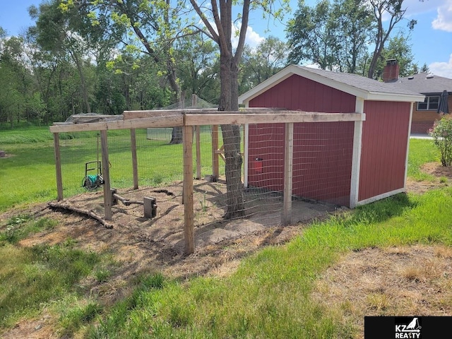 view of poultry coop featuring a yard