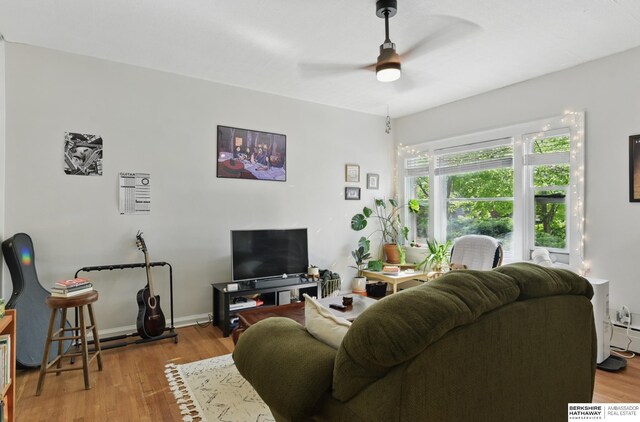 401 S 38th Ave, Omaha, NE 68131 - living area with wood finished floors and a ceiling fan