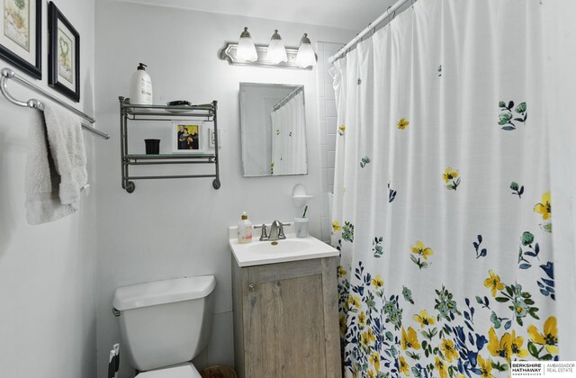 401 S 38th Ave, Omaha, NE 68131 - bathroom featuring toilet, vanity, and a shower with shower curtain