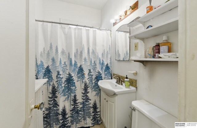 401 S 38th Ave, Omaha, NE 68131 - full bath featuring toilet, vanity, and a shower with shower curtain