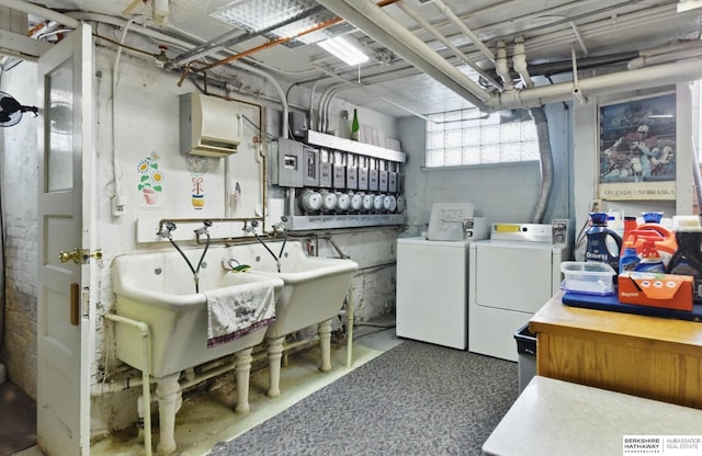 401 S 38th Ave, Omaha, NE 68131 - laundry room featuring washing machine and dryer and electric panel