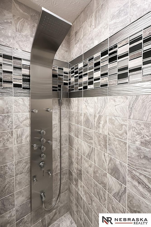 full bathroom featuring a tile shower