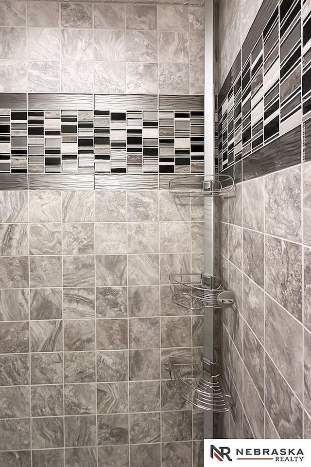 full bath featuring tiled shower