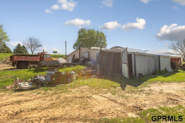 view of yard with an outdoor structure and a shed