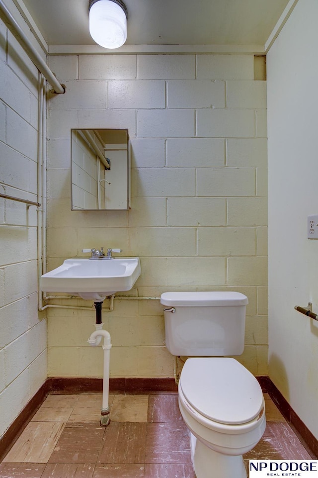 2352 Lincoln St, Blair, NE 68008 - bathroom featuring toilet, baseboards, and a sink