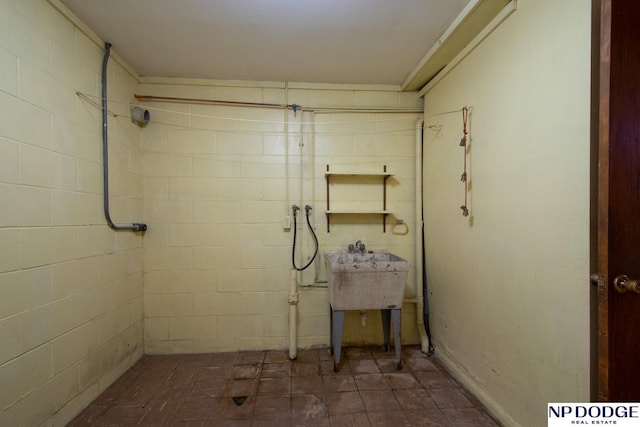 2352 Lincoln St, Blair, NE 68008 - bathroom featuring a tile shower