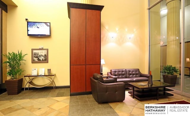 210 S 16th St S Unit 918, Omaha, NE 68102 - lobby with a high ceiling